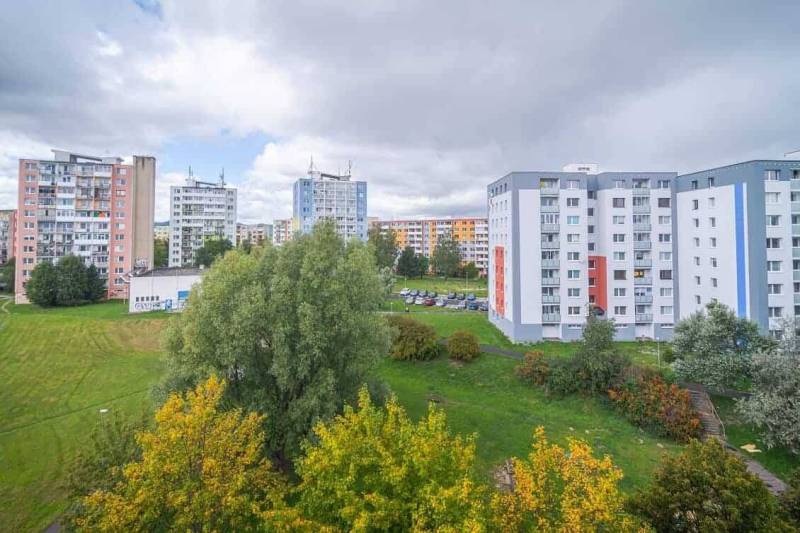 Wohnsiedlung in Poprad mit Blick auf eine 2-Zimmer-Wohnung und die umliegende Natur.