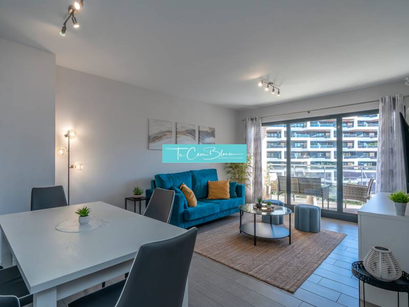 Wohnzimmer in einer Zweizimmerwohnung mit Holzboden und Sitzbereich.