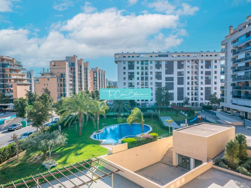 Blick auf Wohngebäude und Pool in Alicante, 2-Zimmer-Wohnung.
