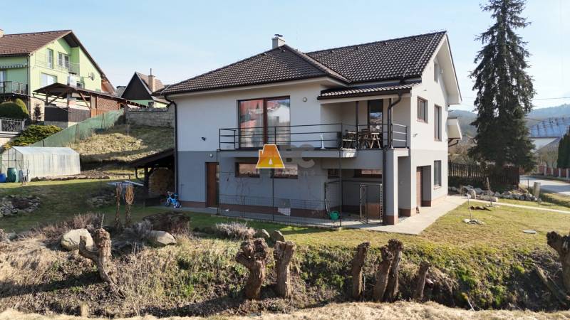Einfamilienhaus in der Lipova-Straße in Lukavica, mit Terrasse und großem Garten.
