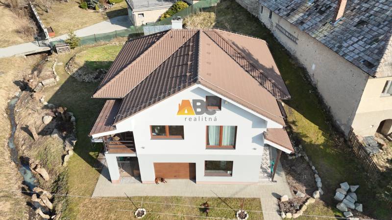 Einfamilienhaus in der Lipova-Straße in Lukavica mit Garten, Felsen und Gehweg.