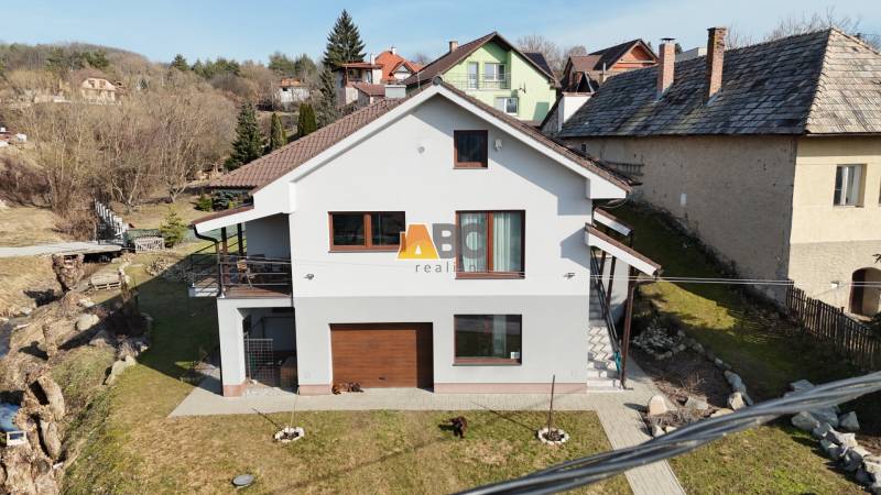 Einfamilienhaus in der Lipova-Straße in Lukavica mit überdachtem Balkon und Garage.