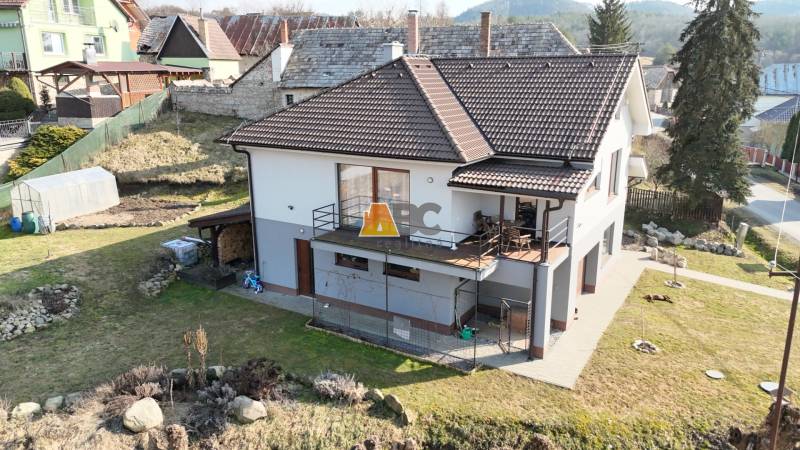 Das Einfamilienhaus in der Lipová-Straße in der Stadt Lukavica hat einen Garten, eine Terrasse und Gewächshäuser.