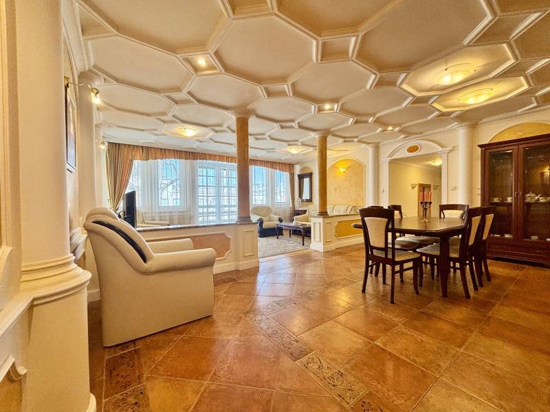 Innenraum einer 4-Zimmer-Wohnung mit gewölbter Decke, Holzboden und Möbeln.