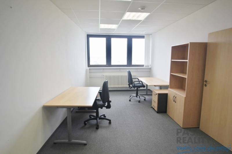 Büros mit zwei Schreibtischen und Stühlen, grauer Teppich, Regal.