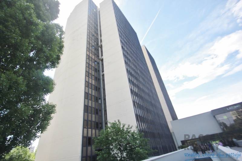 Ein Bürohochhaus in der Kutlíkova-Straße in Bratislava - Lúky, teilweise von Grünflächen umgeben.