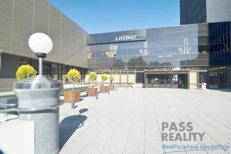 Außenbereich der Büros in der Kutlíkova-Straße in Bratislava - Lúky mit Terrasse und grünen Pflanzen.