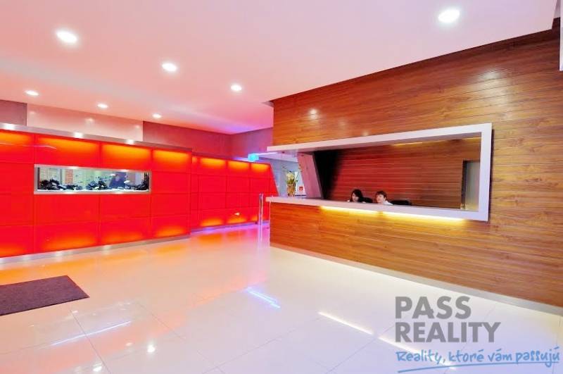 Büros mit hellem Boden und Rezeption im dekorativen Holzstil.