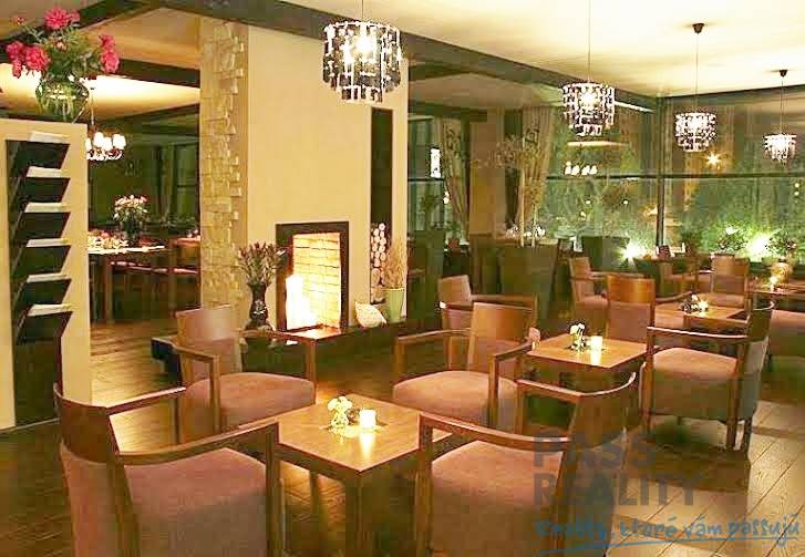 Stilvolle Büros mit Holzboden, bequemen Sitzgelegenheiten und ambienter Beleuchtung.