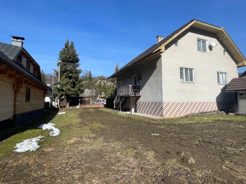 Ein Einfamilienhaus in Terchová mit einem geräumigen Hof, das überall einen Blick auf die Natur bietet.