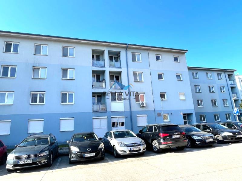 Gebäude mit Parkplatz in der Vodárenská-Straße in Galanta, geeignet für eine Einzimmerwohnung.