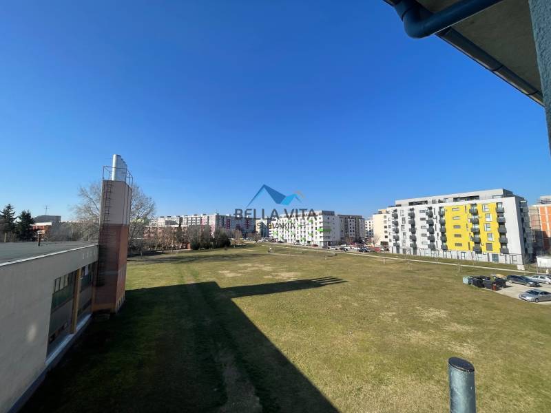 Blick auf die Wohnsiedlung von der Vodárenská-Straße in Galanta mit Einzimmerwohnungen und Grünflächen.