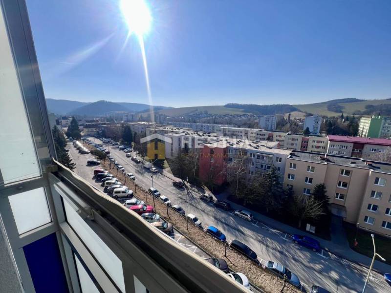 Blick aus einer 3-Zimmer-Wohnung in Brezová pod Bradlom auf das Wohngebiet und die umliegende Landschaft.