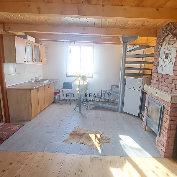Hütte mit Küche, Wendeltreppe und Boden mit Holzdekor.