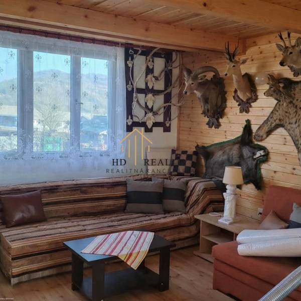 Das Innere einer Hütte mit Trophäen, Holzverkleidung und einem Boden mit Holzdekor.