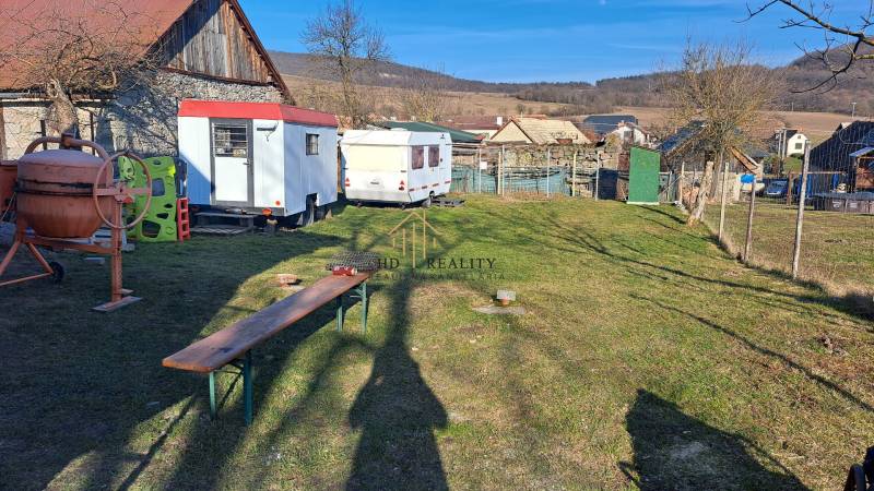 Baugrundstück in Kráľovce Krnišov mit Betonmischer und Anhängern im Hof.