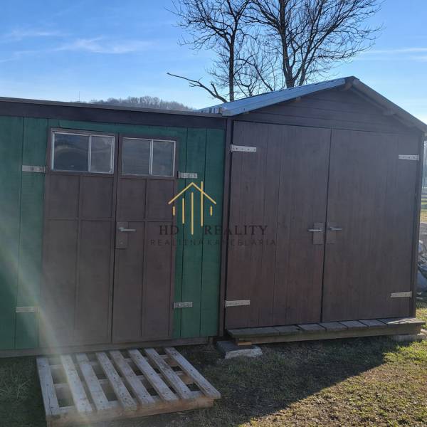 Holzhütten und Palette im Garten der Hütte in Kráľovce Krnišov.