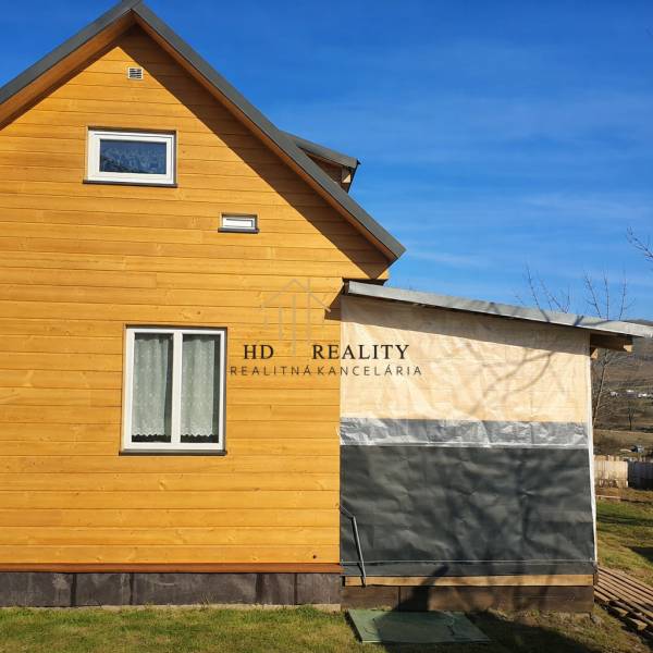 Holzhütte in Kráľovce Krnišov mit Dach und Kunststofffenstern.