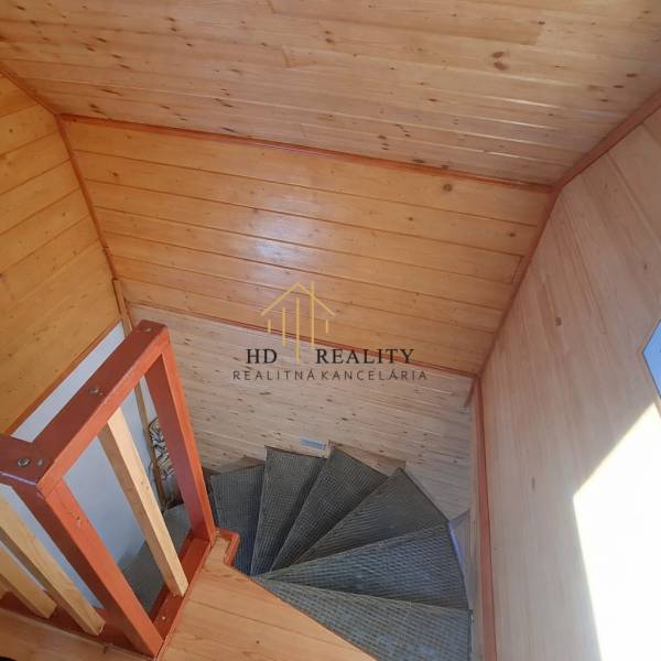 Treppe in einer Hütte mit Holzdekorverkleidung, Innenraum mit warmem Touch.
