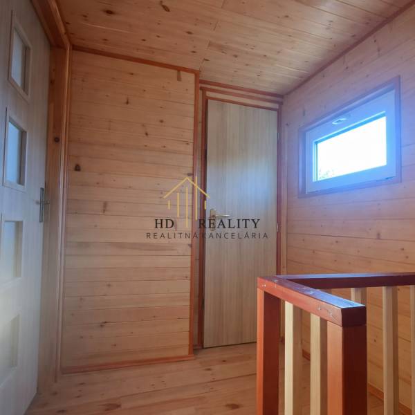 Das Innere der Hütte mit Holzverkleidung und einem Boden in Holzoptik.