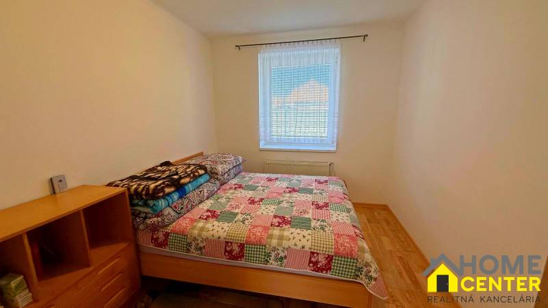 Schlafzimmer im Einfamilienhaus mit Bett und Holzboden.