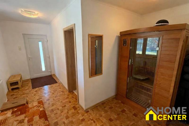 Flur in einem Einfamilienhaus mit Holzboden und eingebauter Sauna.