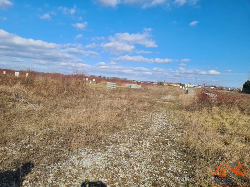 Wohnbaugrundstücke in Nové Zámky mit natürlichem Bewuchs und klarem Himmel.