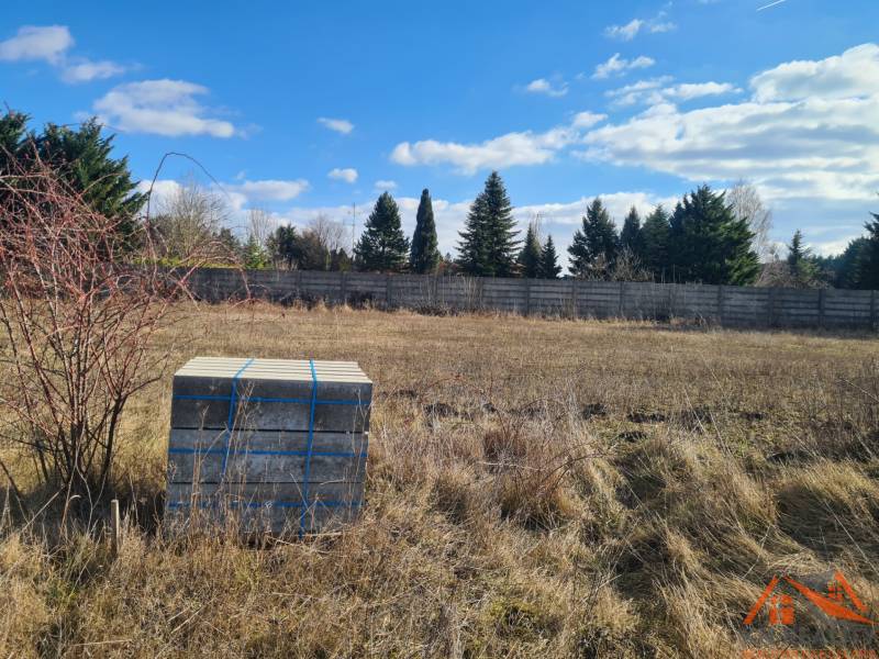 Grundstücke - Wohnen in Nové Zámky mit einem Container unter klarem blauem Himmel.