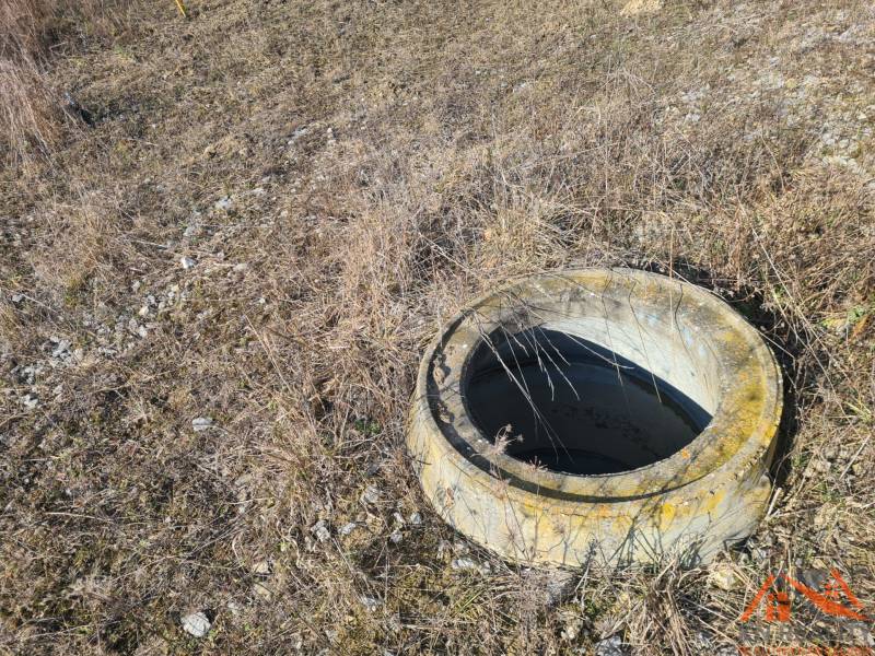 Betonschacht auf einem für Wohnzwecke bestimmten Grundstück in Nové Zámky.