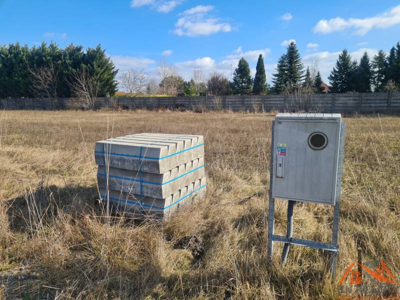Baugrundstück in Nové Zámky mit Betonpflaster und Stromkasten.