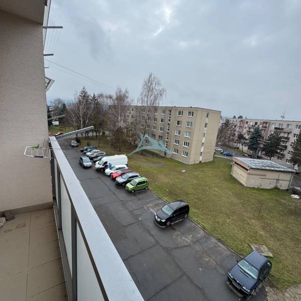 Blick vom Balkon auf die Thuroczyho-Straße in Šahy, wo es Parkplätze gibt.