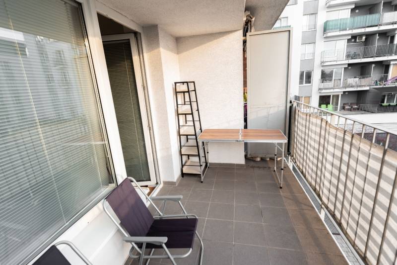 Balkon mit Terrasse, Tisch und Stühlen bei einer 2-Zimmer-Wohnung in der Hrachova-Straße in Bratislava.