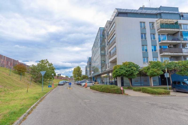 Hrachová-Straße in Bratislava - Ružinov mit moderner Architektur und Parkmöglichkeiten vor dem Gebäude.