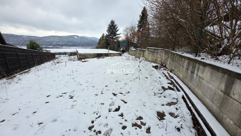 Winterlandschaft mit Blick auf verschneite Erholungsgebiete in Považská Bystrica.