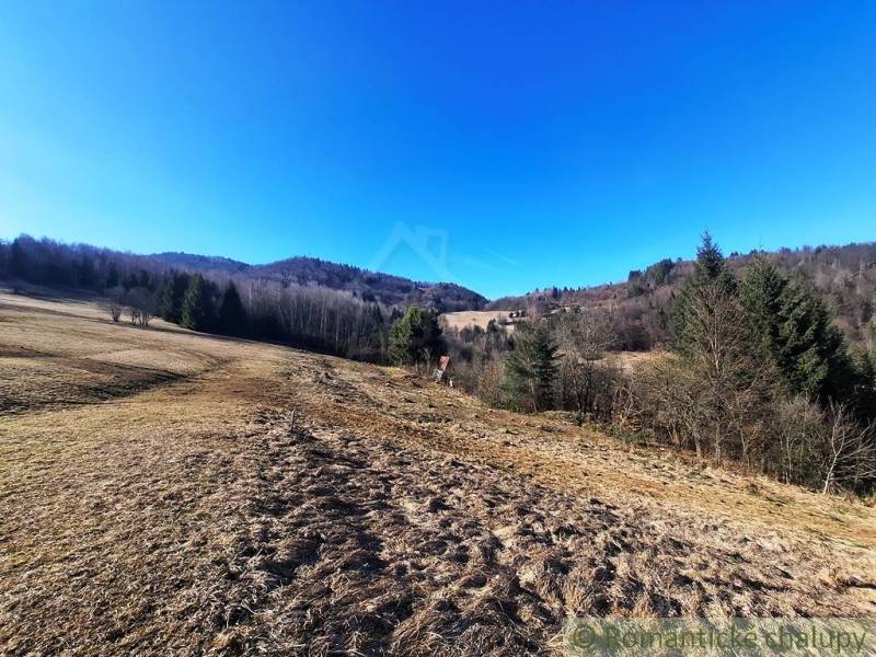 Landschaft von landwirtschaftlichen und forstwirtschaftlichen Flächen in Hronec mit weitläufigen Wiesen und Wäldern.