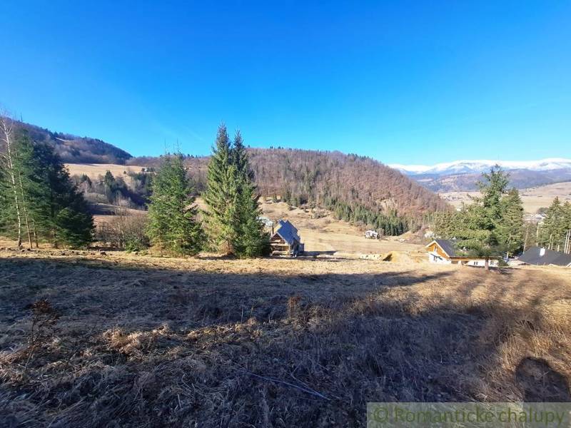 Landwirtschaftliche und forstwirtschaftliche Flächen in Hronec, umgeben von Hügeln und Nadelbäumen.