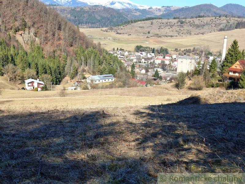 Blick vom Baugrundstück in Hronec, umgeben von Bergnatur und Wäldern.