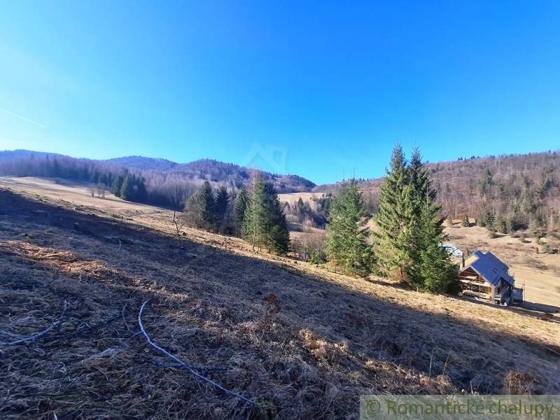 Schöne Berglandschaft von Hronec mit Wiesen und einer Hütte auf Grundstücken zum Wohnen.