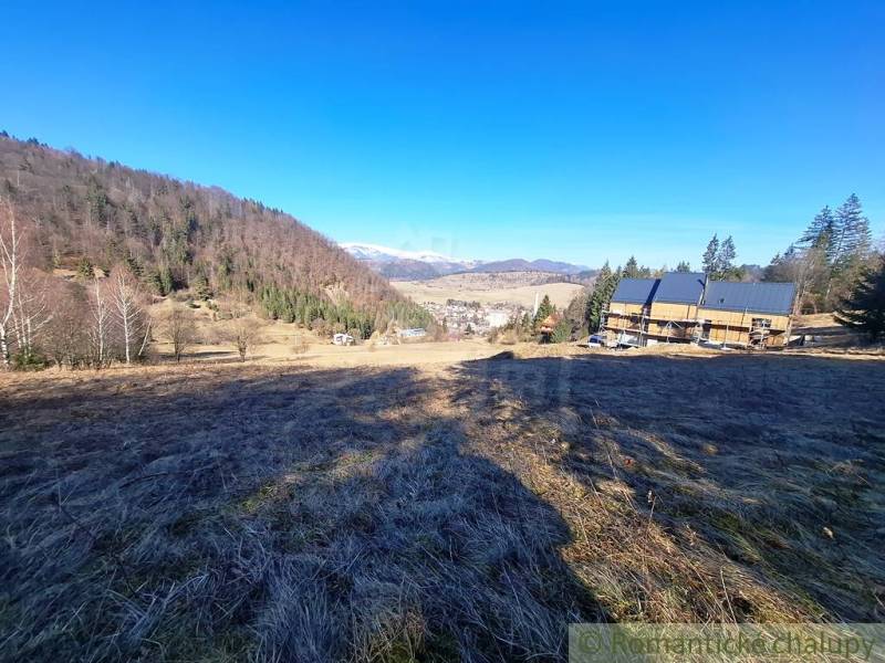 Landschaft mit Hügeln und Häusern in Hronec, ideal für Grundstücke - Wohnen.