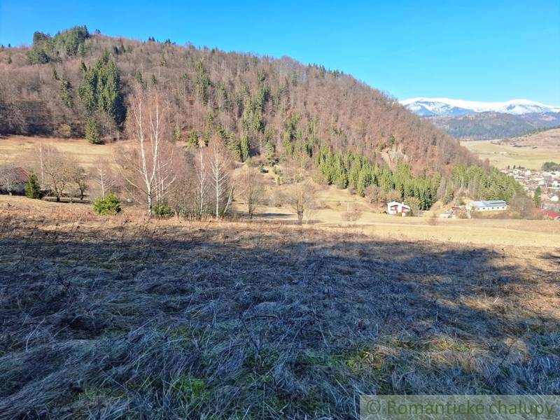 Blick auf Grundstücke - Wohnen in Hronec mit Wäldern und Bergen im Hintergrund.