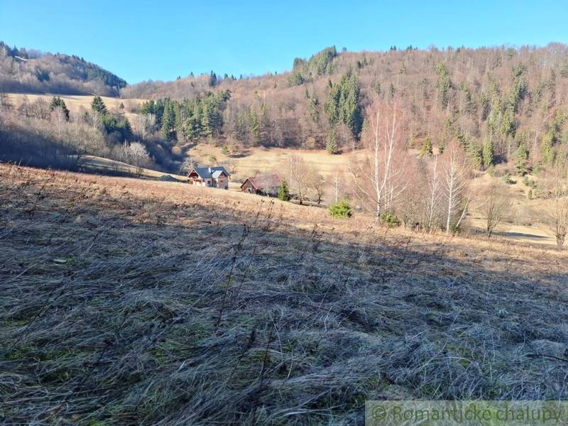 Die Wälder und Wiesen in der Umgebung von Hronec bieten ideale Grundstücke für Wohnzwecke.