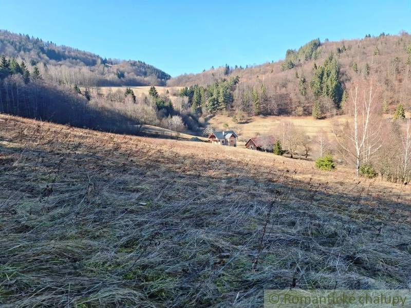 Landschaftsszenerie in Hronec, Grundstücke - Wohnen auf einer Wiese, umgeben von Wäldern.