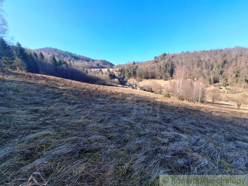 Landschaft mit Wiese und Wäldern in Hronec, Grundstücke - Wohnen.