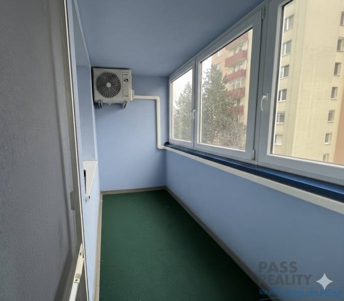 Eine verglaste Loggia mit Klimaanlage in einer 2-Zimmer-Wohnung in der Rezedová-Straße in Bratislava - Ružinov.