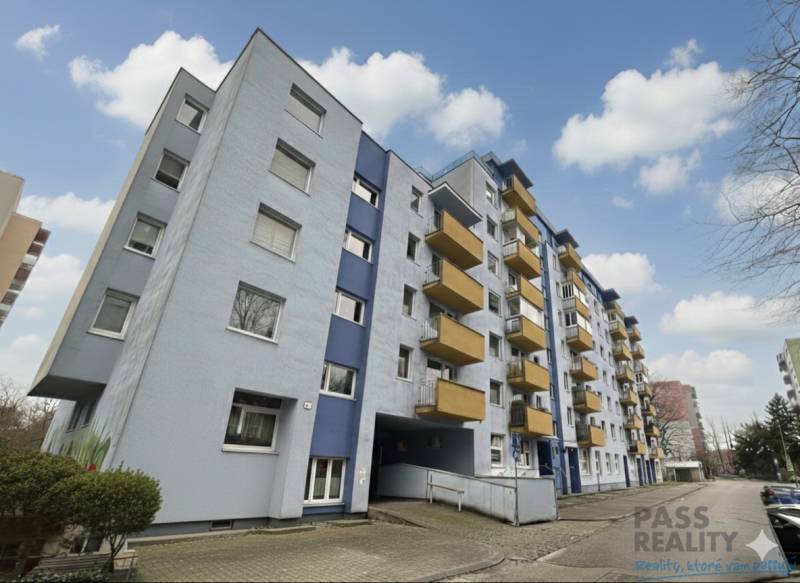 Mehrfamilienhaus in der Rezedová-Straße in Bratislava - Ružinov mit Balkonen.