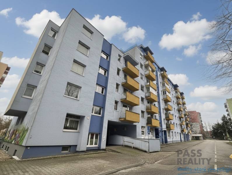 Ein fünfstöckiges Wohnhaus in der Rezedová-Straße in Bratislava - Ružinov mit Balkonen.