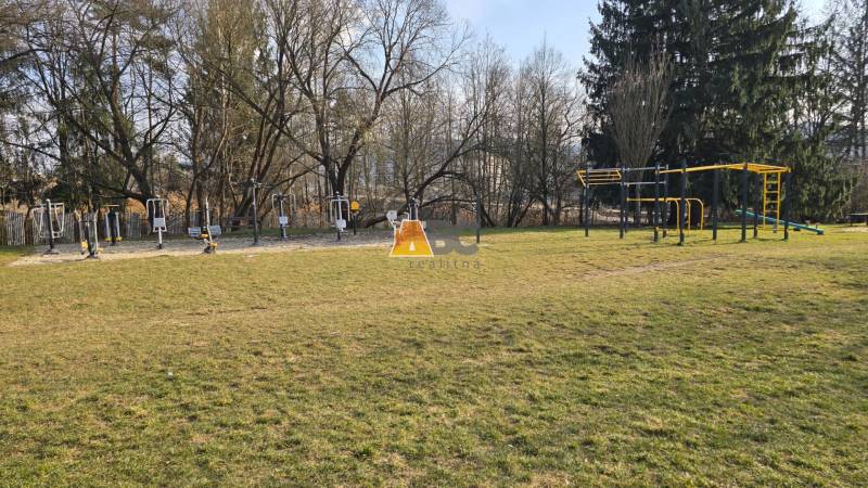 Der Außenbereich an der Prachatická-Straße in Zvolen mit Fitnessgeräten auf dem Außenspielplatz.