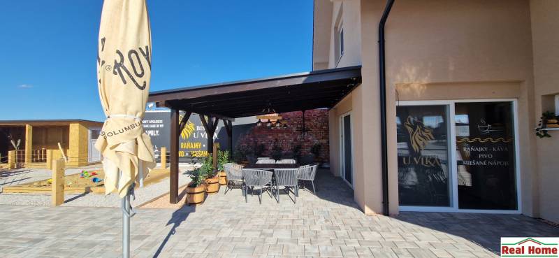 In Nová Dedinka gibt es Außenbereiche für Gastronomie mit Terrasse, Markise und Kinderspielplatz.