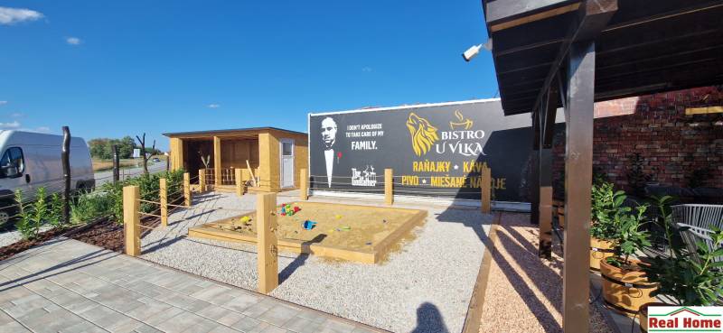 Spielplatz und Bistro im Außenbereich der Gastronomie in Nová Dedinka.