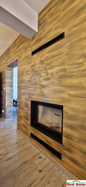 Innenraum von Gastronomiebereichen mit Kamin und Boden in Holzoptik.